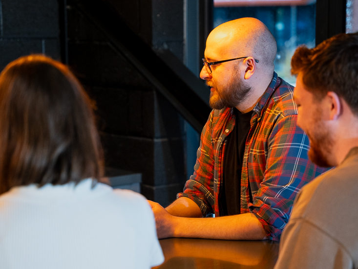 Team of marketers having a collaborative discussion - Reech Agency