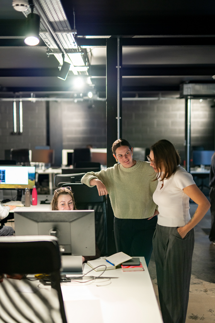 Three colleagues discussing campaign strategy – Reech Agency