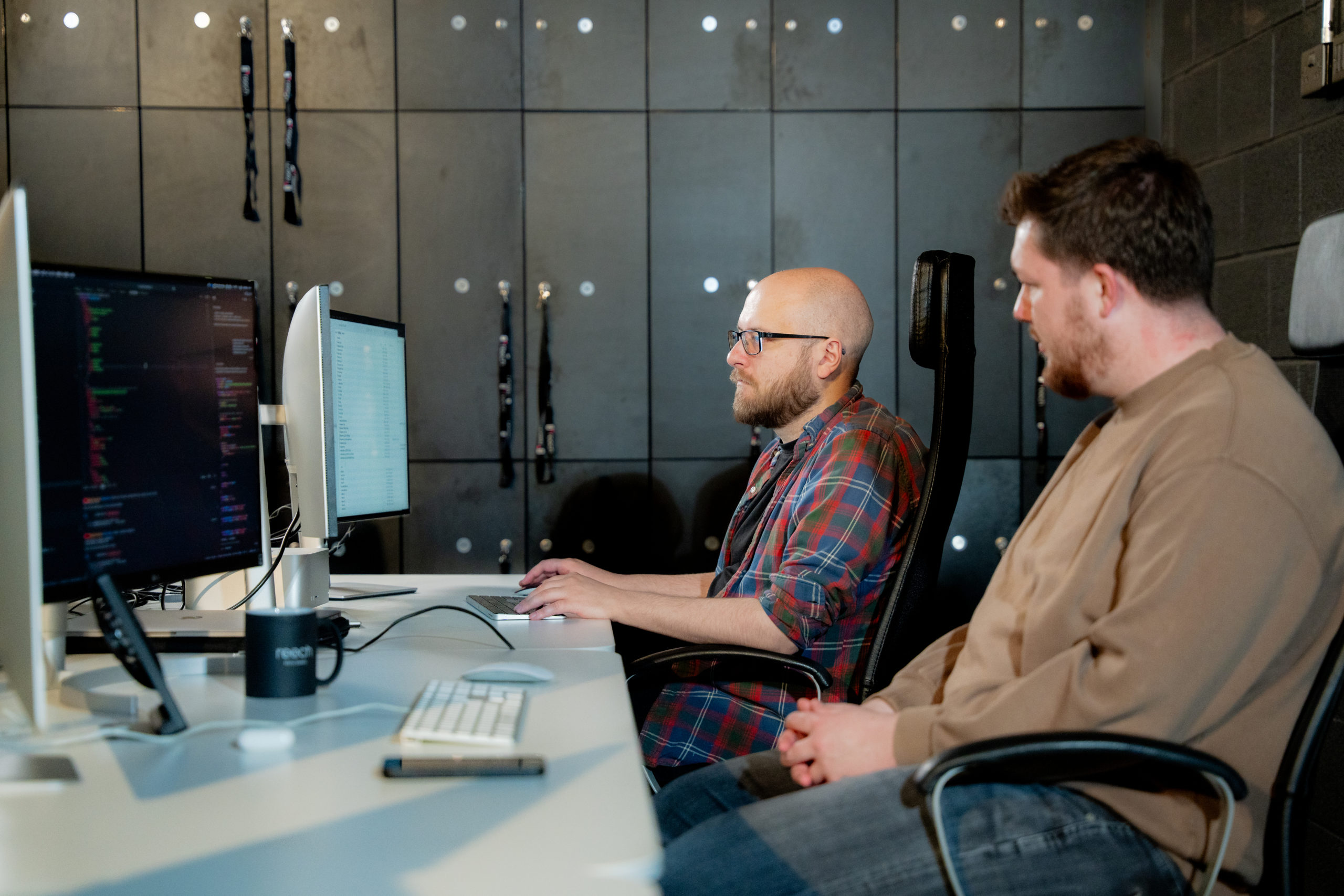 Web developers working at a computer - Reech Agency